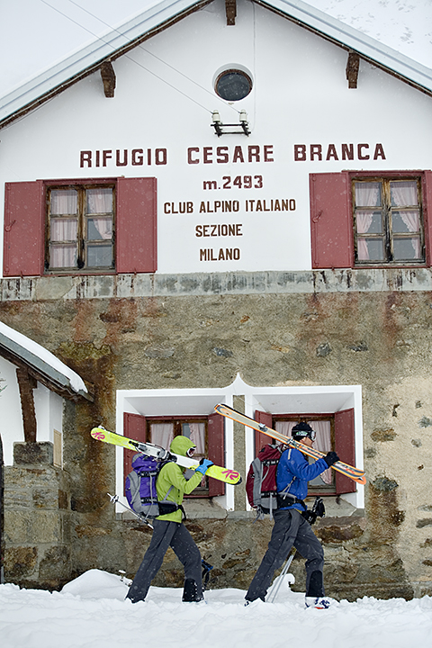 Couple arriving at Branca Hut