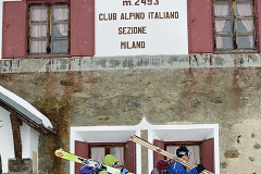Couple arriving at Branca Hut