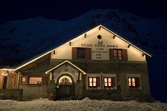 Branca Hut at night