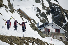 Group of skiers arriving at hut